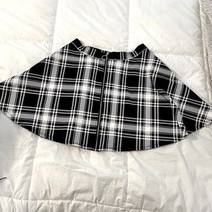 Hot Topic black and white plaid skirt with zipper detail, size m